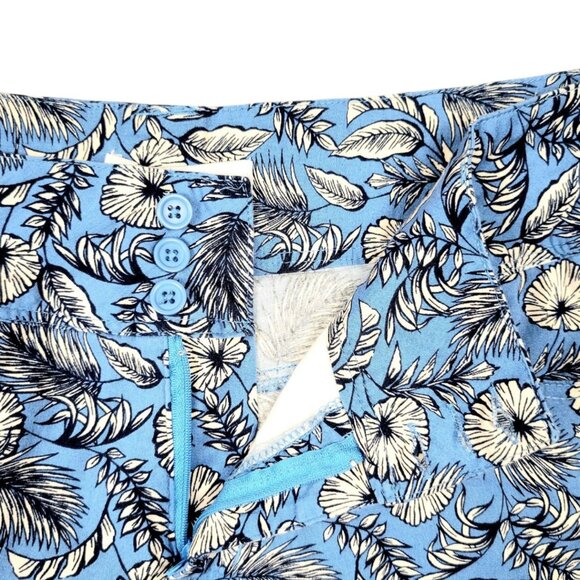 Womens 14 Comfy Royalty Fan Leaf Design HighRise 3-Button Short with Banded Hem - Picture 6 of 11